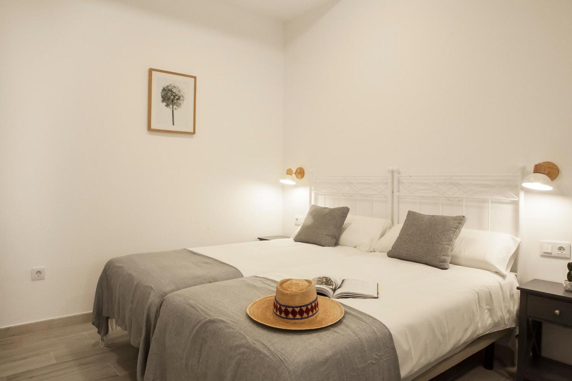 Apartamentos Rg Hospital Valme Севілья Екстер'єр фото